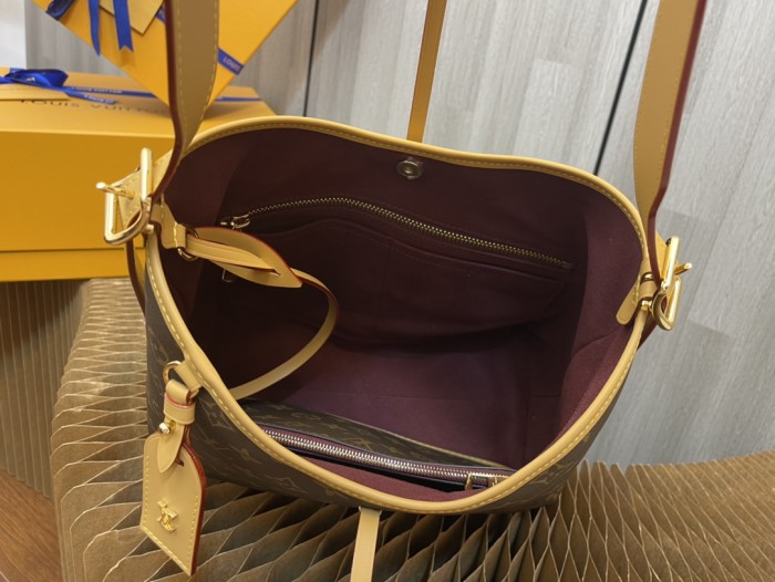 Handbag Louis Vuitton M46203 size 29 x 24 x 12 cm