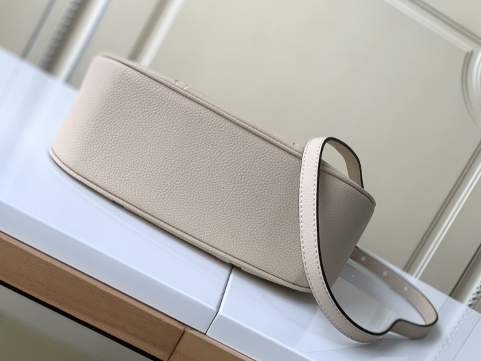 Handbag Louis Vuitton 46099 size 22 x 14 x 9 cm