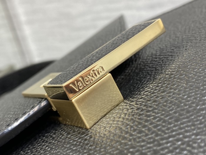 Handbag VALEXTRA size 𝟐𝟐*𝟏𝟔'𝟓*𝟏𝟐 𝐂𝐦