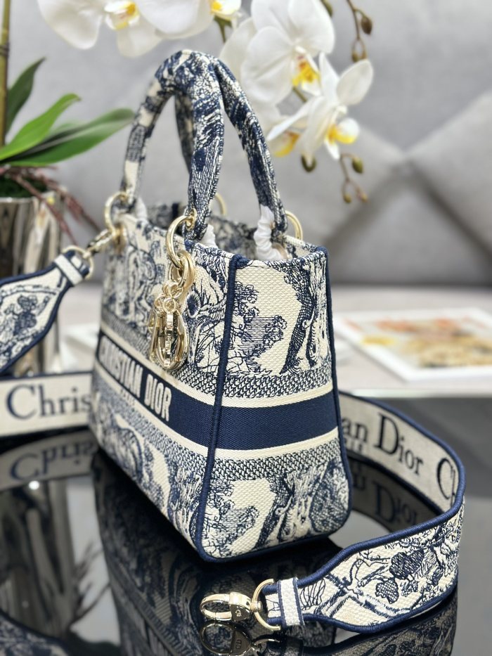 Handbag Dior M0565 size 24 x 20 x 11 cm