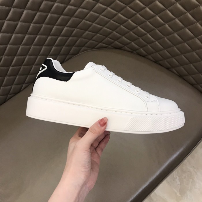 Prada Low Top sneaker 33