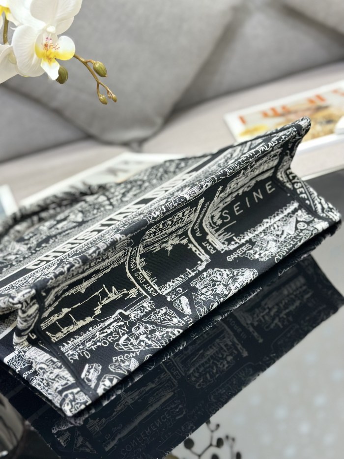 Handbag Dior M1286 size 36 x 27.5 x 16.5 cm