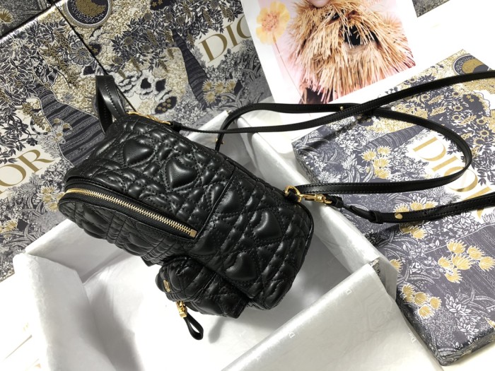 Handbag Dior M9222 size 16 x 21 x 8.5 cm