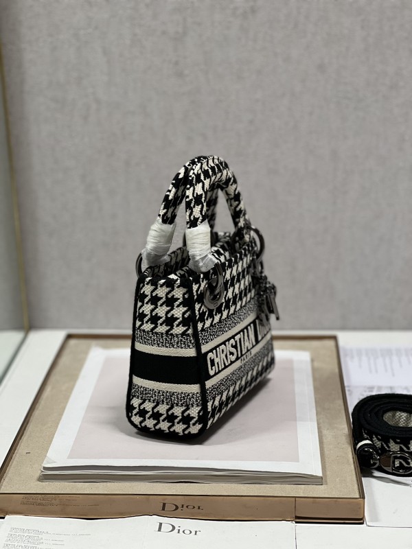 Handbag Dior 9028 size 17×7.5×14 cm