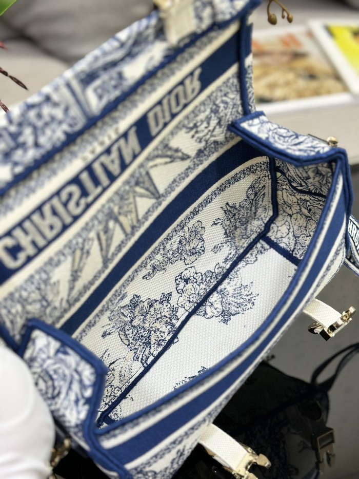 Handbag Dior M1241 size 23 x 15 x 8 cm