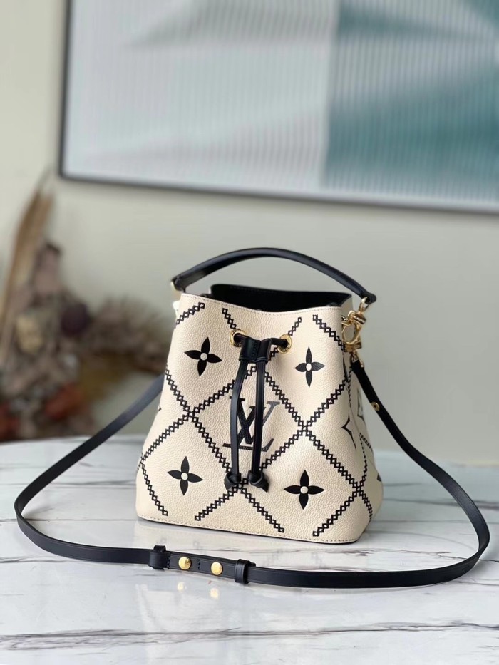 Handbag Louis Vuitton M46023 M46029 size 20 x 20 x 13cm