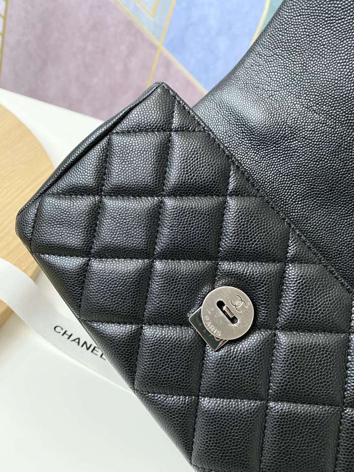 Handbag Chanel 2302 size 20x12.5x6 cm