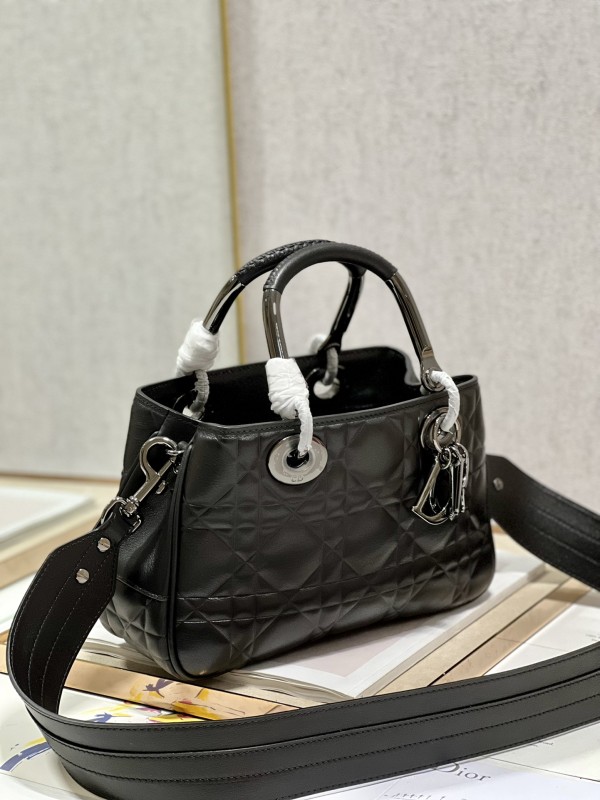 Handbag Dior 1202 size 28×28×9.5 cm