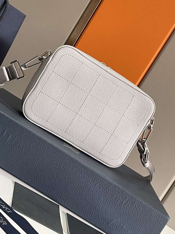 Handbag Dior size 22 x 15 x 6 cm