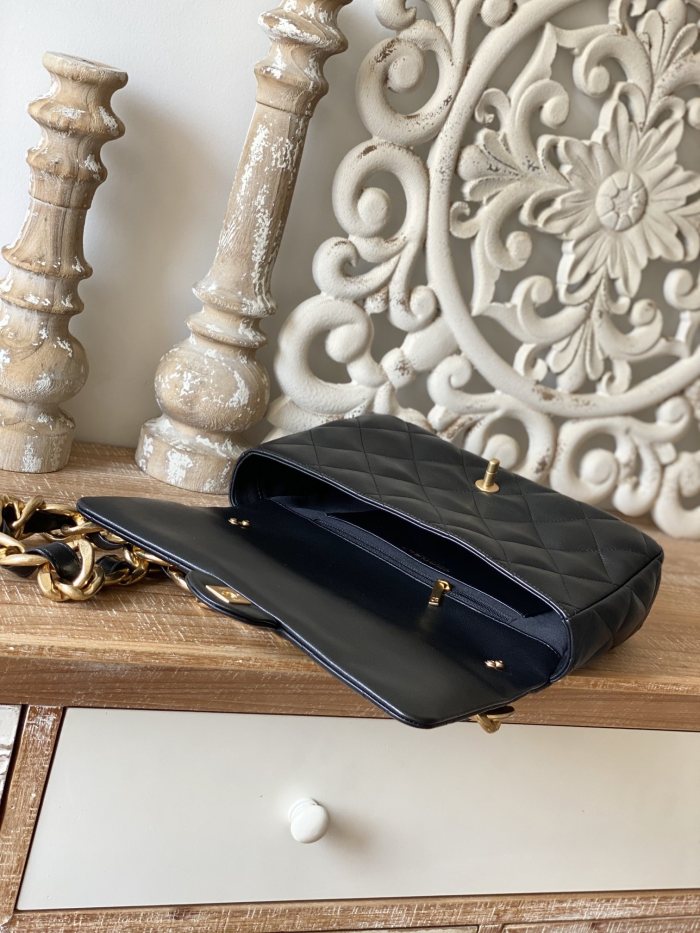 Handbag Chanel 3215 size 18*27*8 cm