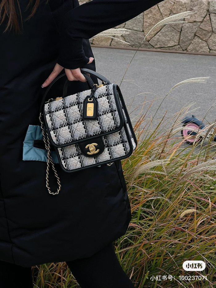 Handbag Chanel size 𝟷𝟽*𝟸𝟶.𝟻 *𝟼 𝚌𝚖