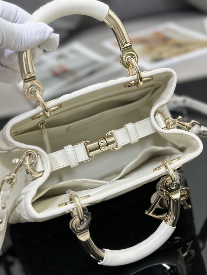 Handbag Dior M0565 size 22 cm