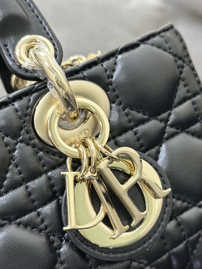 Handbag Dior M0613 size 22 x 12 x 6 cm