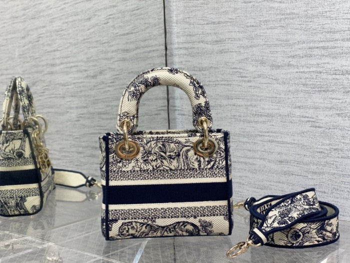 Handbag Dior size 𝟏𝟕 𝐜𝐦