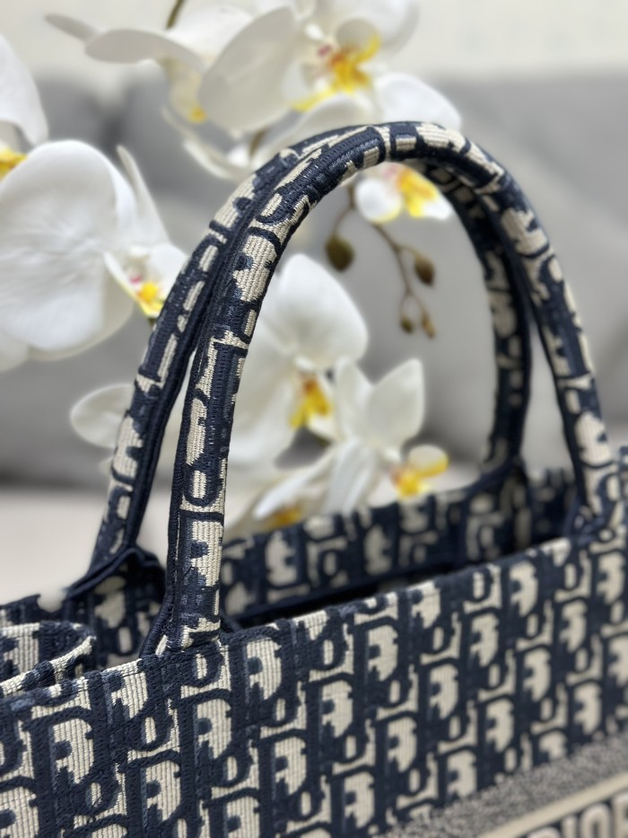 Handbag Dior M1286 size 36 x 27.5 x 16.5 cm