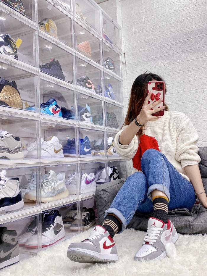 Jordan 1 Low SE Light Smoke Grey Gym Red