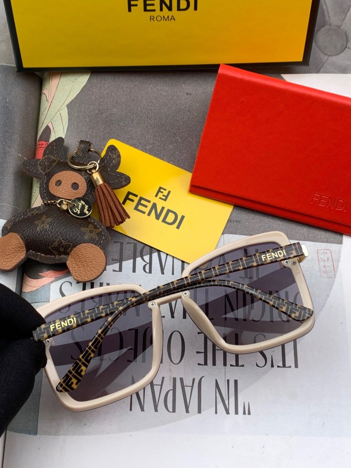 Sunglasses Fendi F301