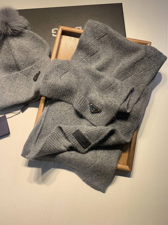 Hat & Scarf Prada 3