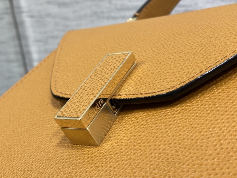 Handbag VALEXTRA size 𝟐𝟐*𝟏𝟔'𝟓*𝟏𝟐 𝐂𝐦