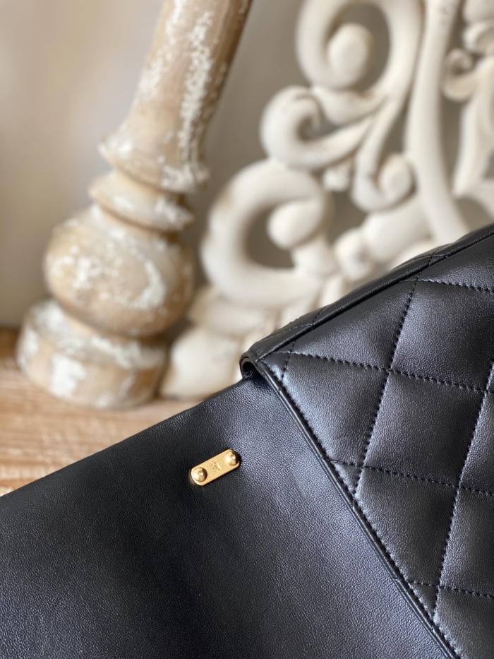 Handbag Chanel 3215 size 18*27*8 cm