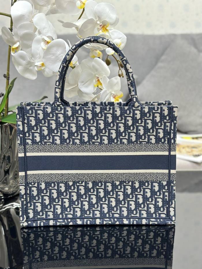 Handbag Dior M1286 size 36 x 27.5 x 16.5 cm