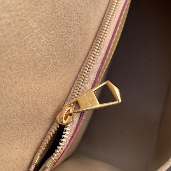Handbag Louis Vuitton M46317 size 25cmx15cmx9cm