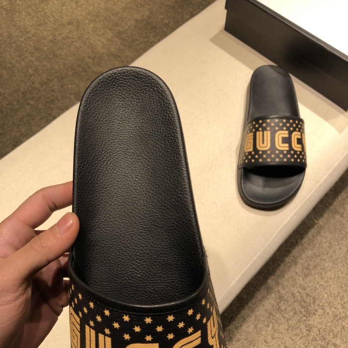 Gucci Slippers 32