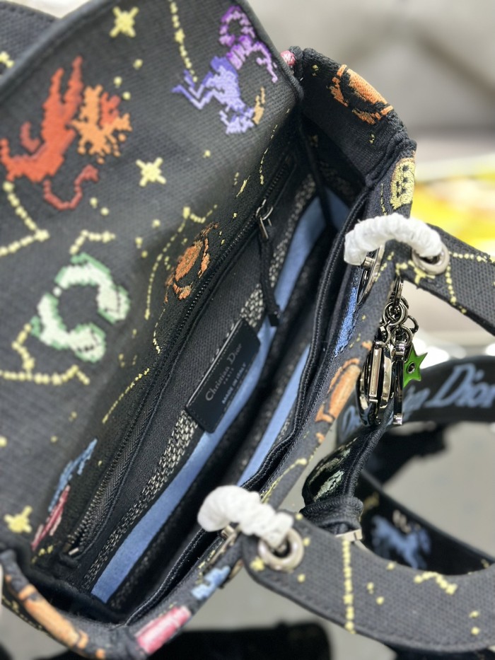 Handbag Dior M0565 size 24 x 20 x 11 cm