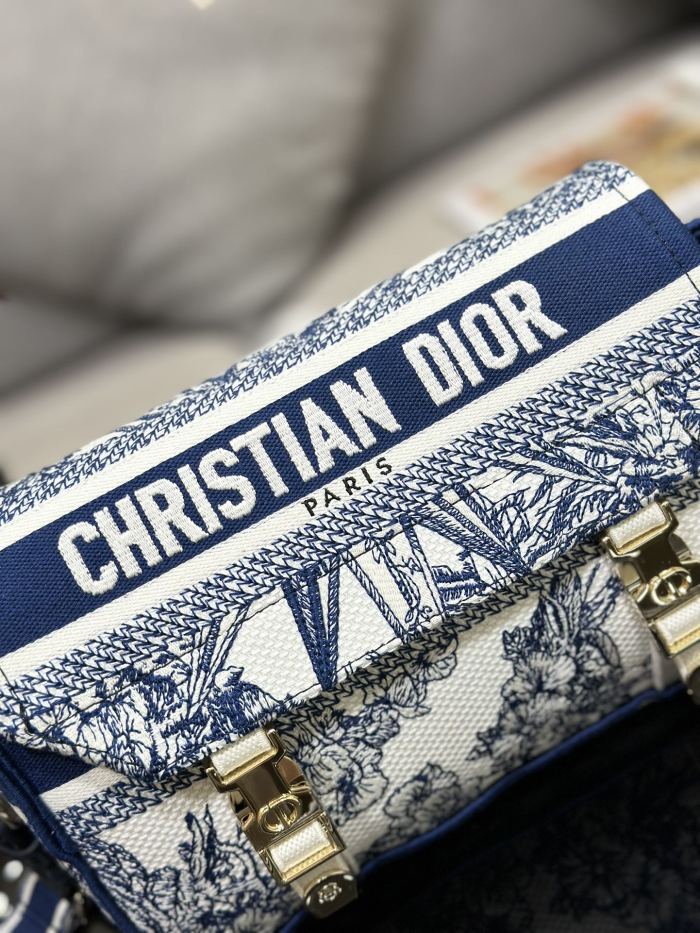 Handbag Dior M1241 size 23 x 15 x 8 cm