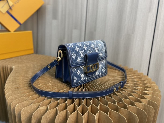 Handbag Louis Vuitton M59716 size 20 x 15 x 9 cm