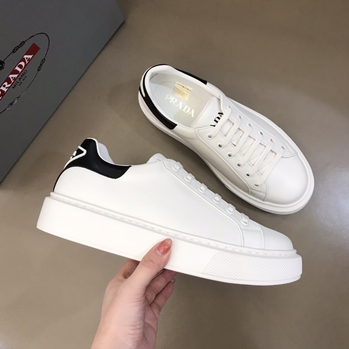 Prada Low Top sneaker 33