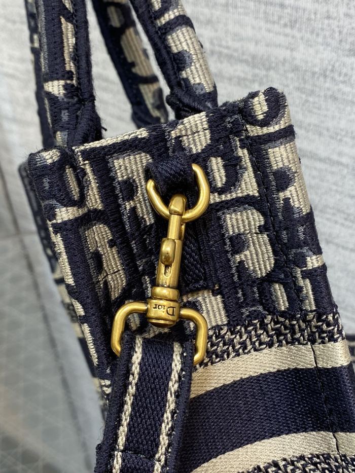 Handbag Dior size 13.5*5*18 cm