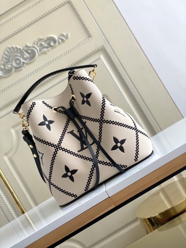 Handbag Louis Vuitton 46023 size 26 x 26 x 17.5 cm