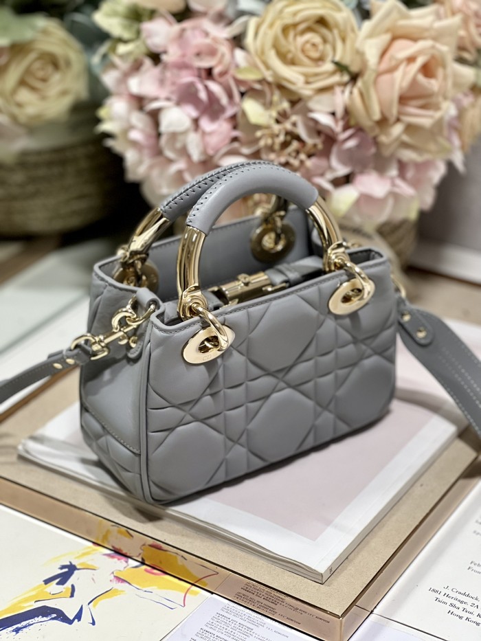 Handbag Dior 0062 size 19*13*8 cm