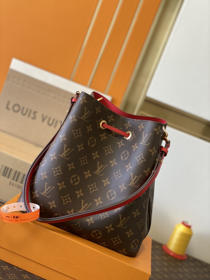 Handbag Louis Vuitton M44021 size 26x26x17.5cm