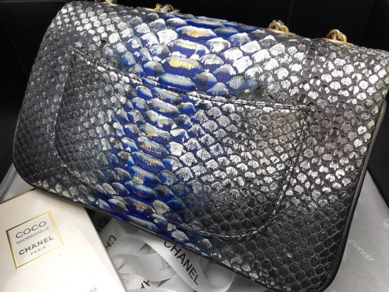 Handbag Chanel size 24.5cm*15.5cm*8.5 cm.