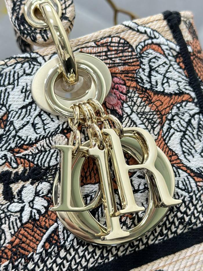 Handbag Dior M0565 size 24 x 20 x 11 cm