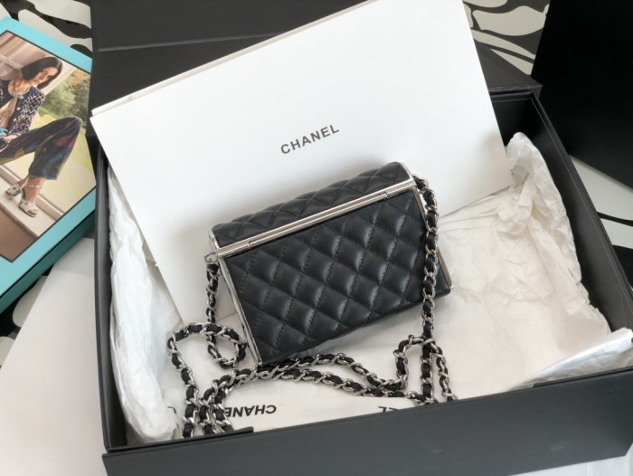 Handbag Chanel size 9*13*4* cm