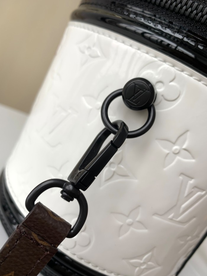 Handbag Louis Vuitton M20487 size 15 x 17 x 15cm