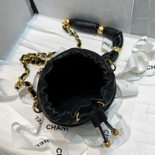 Handbag Chanel 82330 size 10 9 9 cm