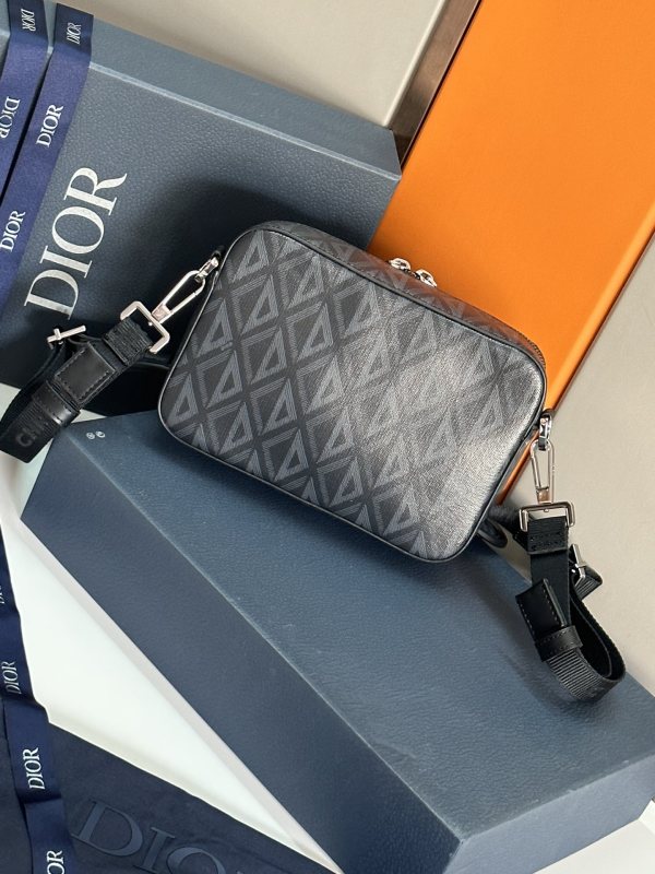 Handbag Dior 93307 size 22 x 15 x 6 cm