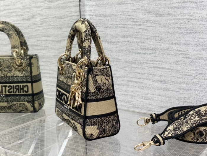 Handbag Dior size 𝟏𝟕 𝐜𝐦