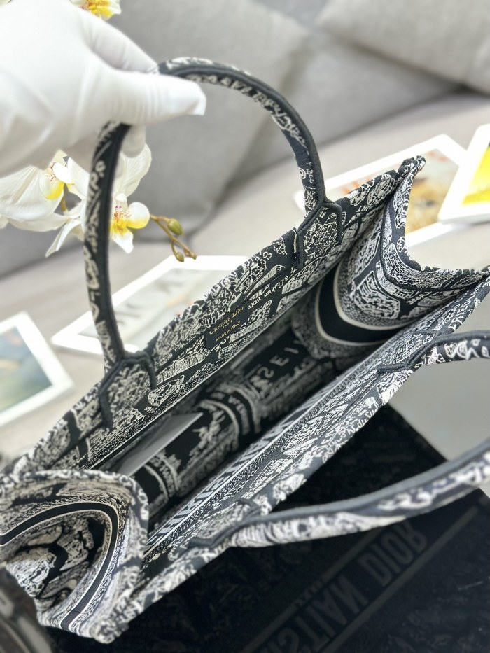 Handbag Dior M1286 size 36 x 27.5 x 16.5 cm