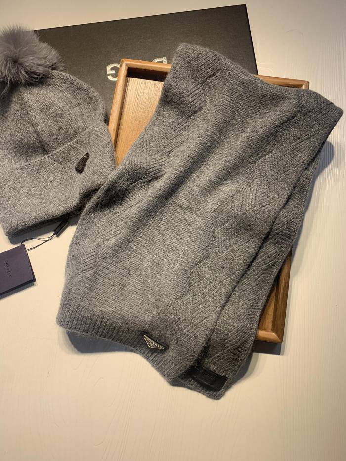 Hat & Scarf Prada 3