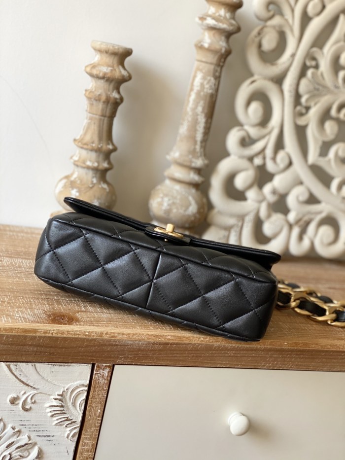 Handbag Chanel 3215 size 18*27*8 cm