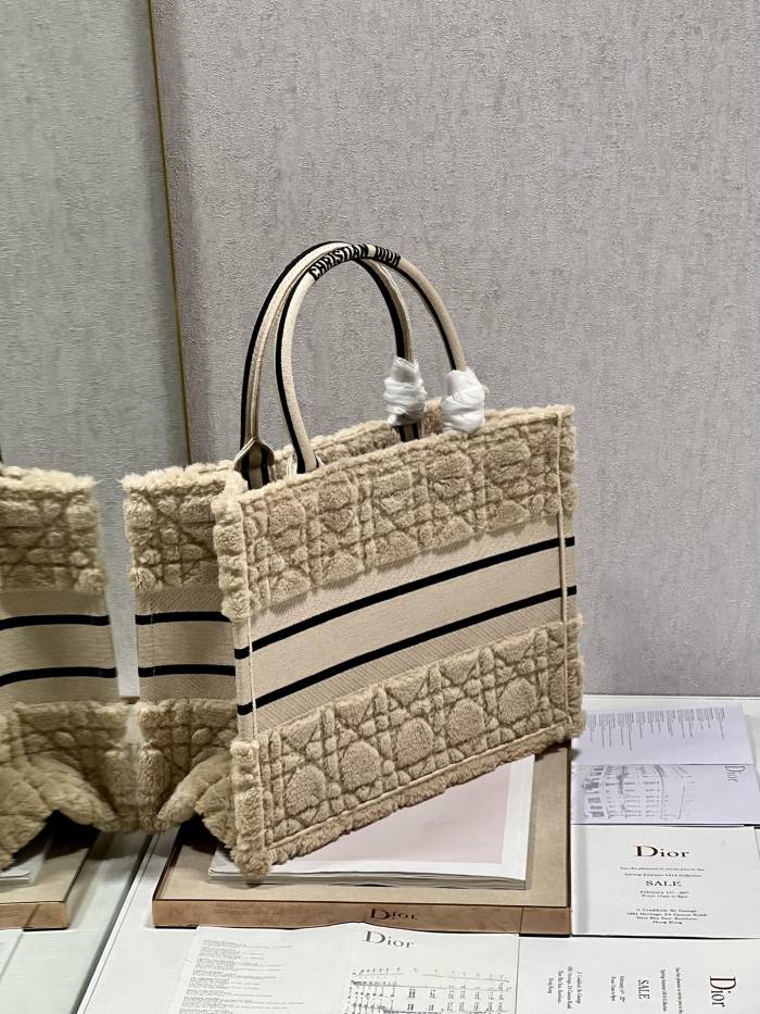 Handbag Dior 1286 size 36×28 cm