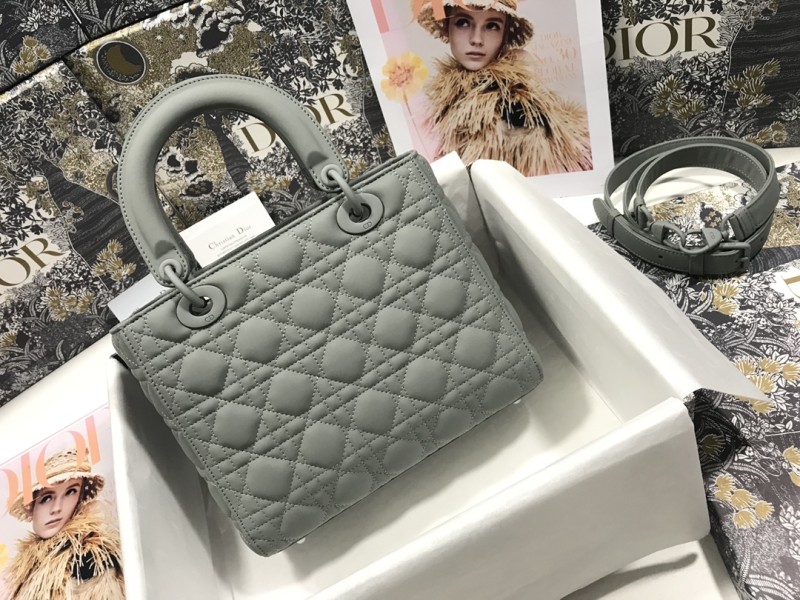 Handbag Dior M0565 size 24 x 20 x 11 cm