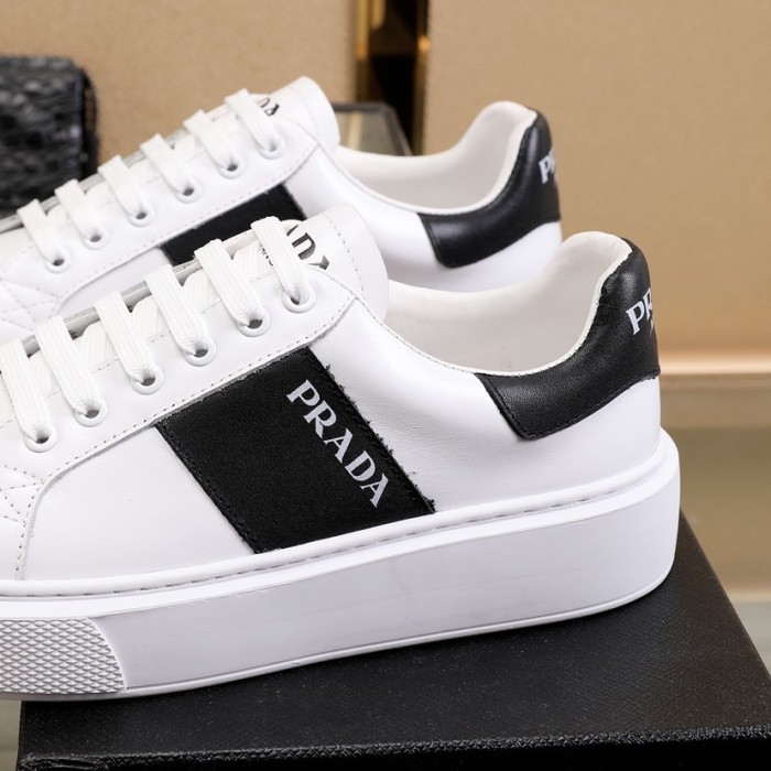 Prada Low Top sneaker 36