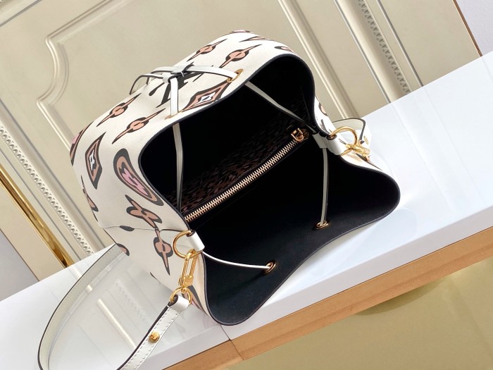 Handbag Louis Vuitton M44679 size 26.0 x 26.0 x 17.5 cm