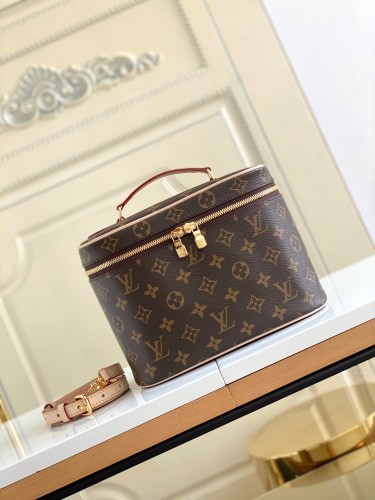 Handbag Louis Vuitton M42265 size 24X18X14.5 cm